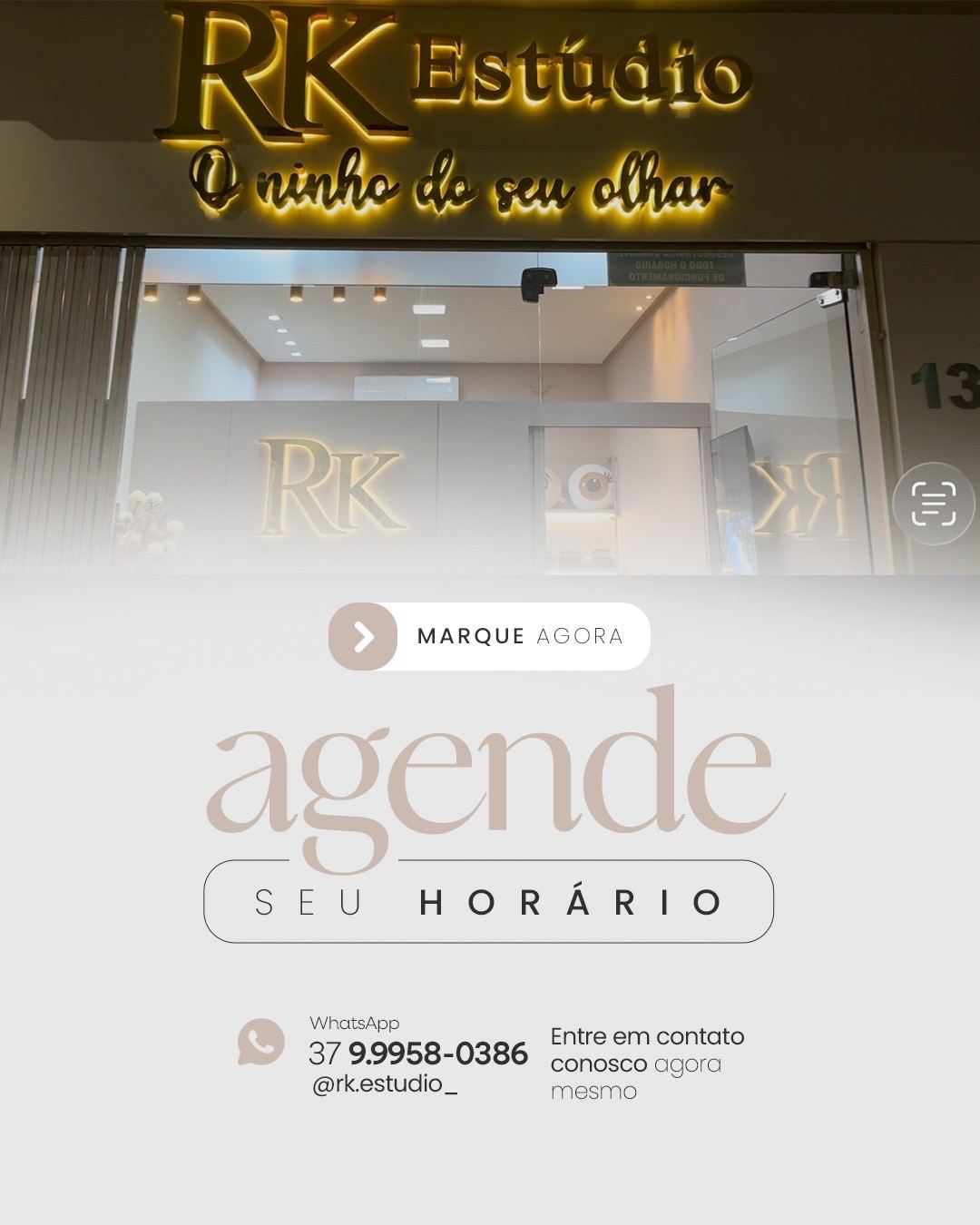 Fachada do RK Estúdio com letreiro dourado iluminado